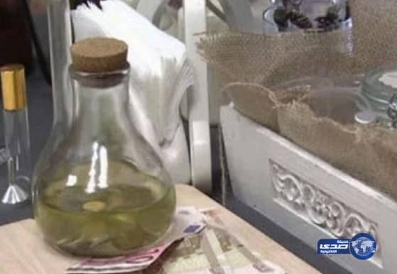 بالفيديو .. محل لبيع العطور يقدم ابتكاره الجديد برائحة «النقود»