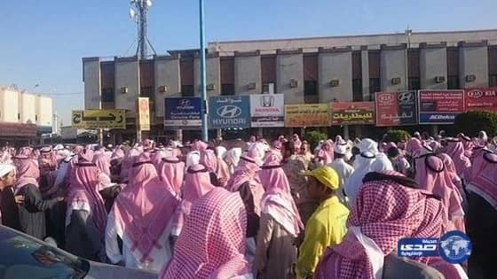 بالصور: حشود كبيرة تشيّع جثمان الداعية صالح الحمودي عقب وفاته بمرض الملاريا