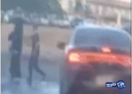 بالفيديو.. شاب يتحرش بفتاتين في أحد شوارع الطائف