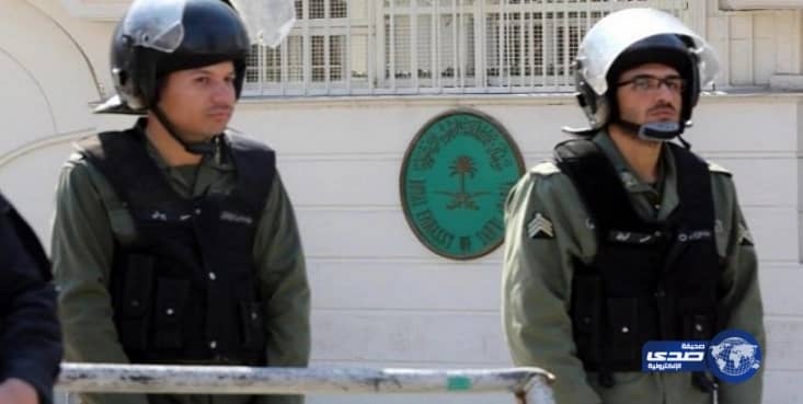 إيرانيون يهاجمون السفارة السعودية في طهران