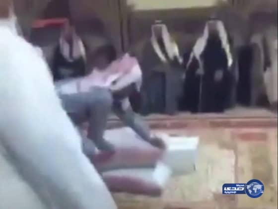 بالفيديو :نثر الهيل إكراما للضيف