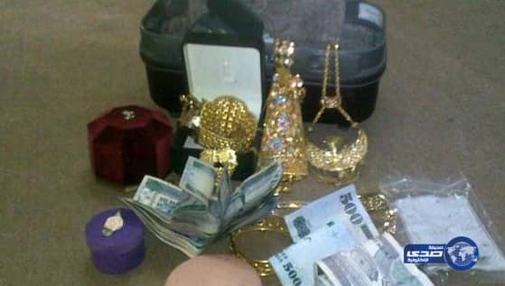 مواطن يعثر على حقيبة مليئة بالمجوهرات والأموال أثناء بحثه عن "الفقع" بصحراء حفر الباطن