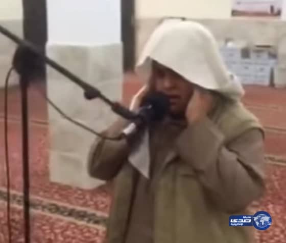 بالفيديو: صوت أذان "استثنائي" يستوقف المسافرين بتبوك