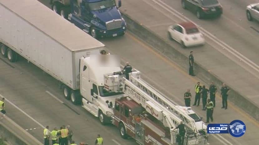 أوقفت السير لترقص عارية