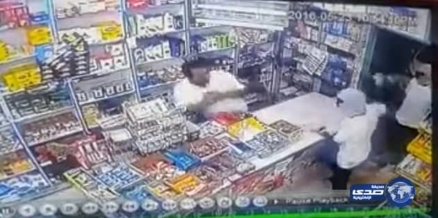 بالفيديو : عصابة كاملة تقتحم محلاً في جدة بـ "السواطير" وتنهب محتوياته