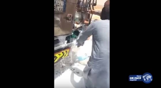 بالفيديو..تعرض صهريج لنقل الحليب لحادث مرورى ..والعمالة تتسابق علي تعبئته