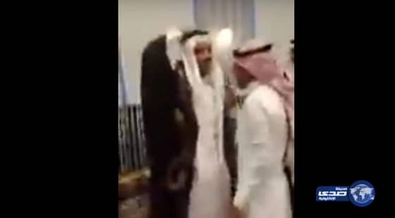 بالفيديو.. عريس يتلقى في ليلة زفافه "ثعبانا عملاقا" هدية من صديقه