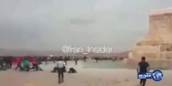 بالفيديو  : فضيحة الإيرانيين وهم يسجدون لقبر الملك المجوسي كورش