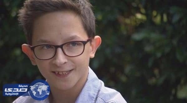 بالفيديو.. بسبب حالة نادرة شاب عشريني يعيش بجسد طفل