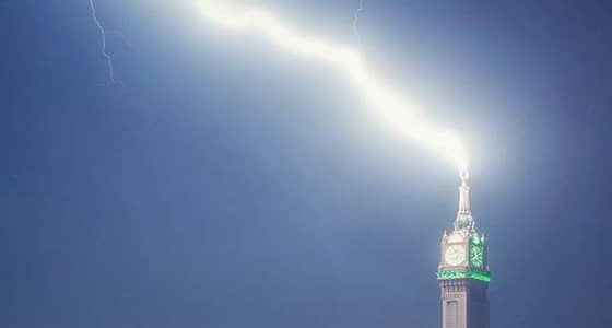 صور مذهلة تظهر لحظة ضرب صاعقة رعدية قمة برج الساعة