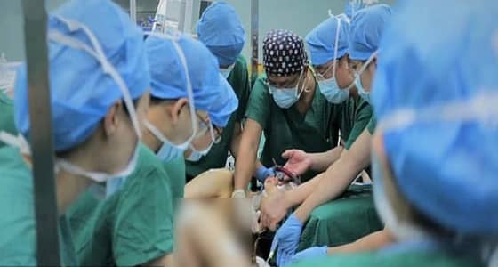 بالصور.. عملية جراحية ناجحة للرجل القابل للطي 