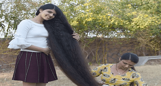 بالفيديو.. فتاة لم تقص شعرها لمدة 11 عاما