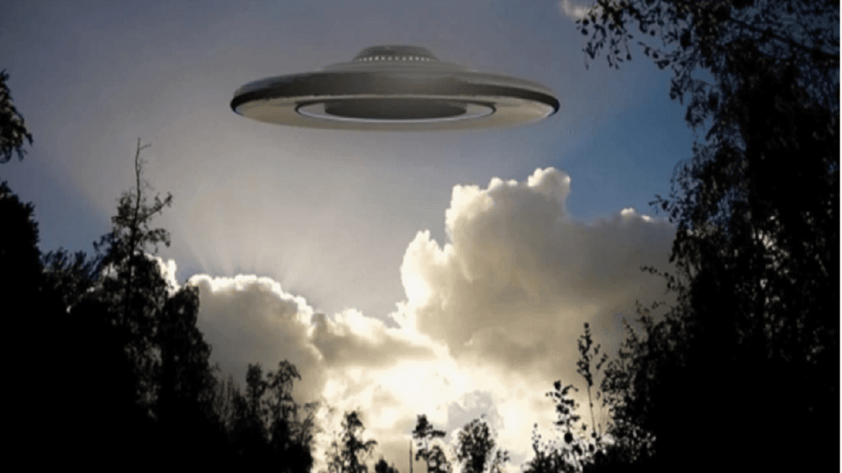 ظهور جسم غريب في سماء إحدى الدول