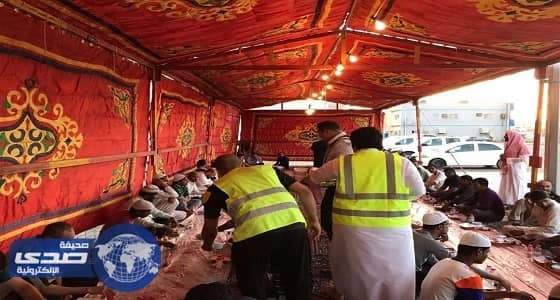 بالصور.. النادي الطلابي بجامعة الجوف يقيم الخيمة الرمضانية لإفطار الصائمين