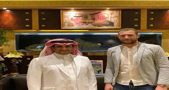 بالصور.. الشباب يجدد عقد الحارس التونسي فارق بن مصطفى