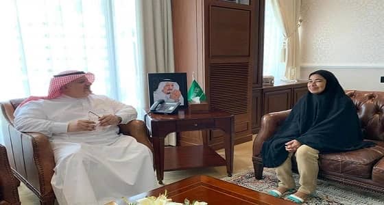 سفير المملكة بجاكرتا يلتقي الأم الإندونيسية التي افترقت عن ابنتها المواطنة منذ 20 عام