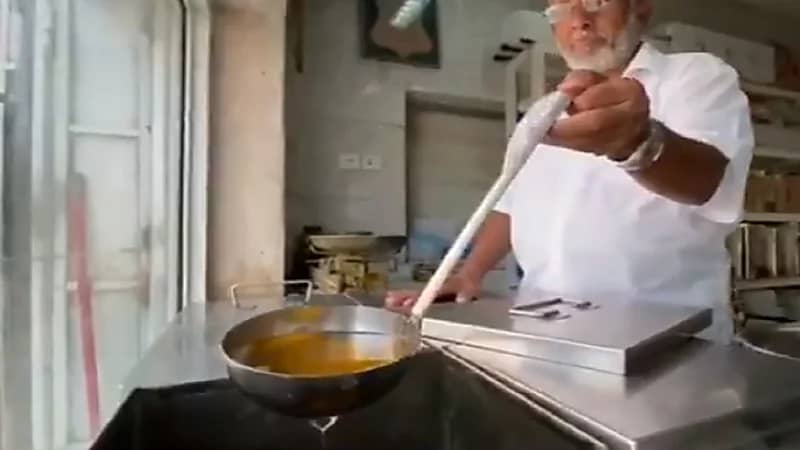 بالفيديو.. بائع سمن يروي قصة عن مهنته: "عمرها 180 عام"