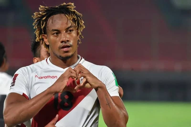 كاريلو يتواجد في معسكر بيرو رغم الإصابة