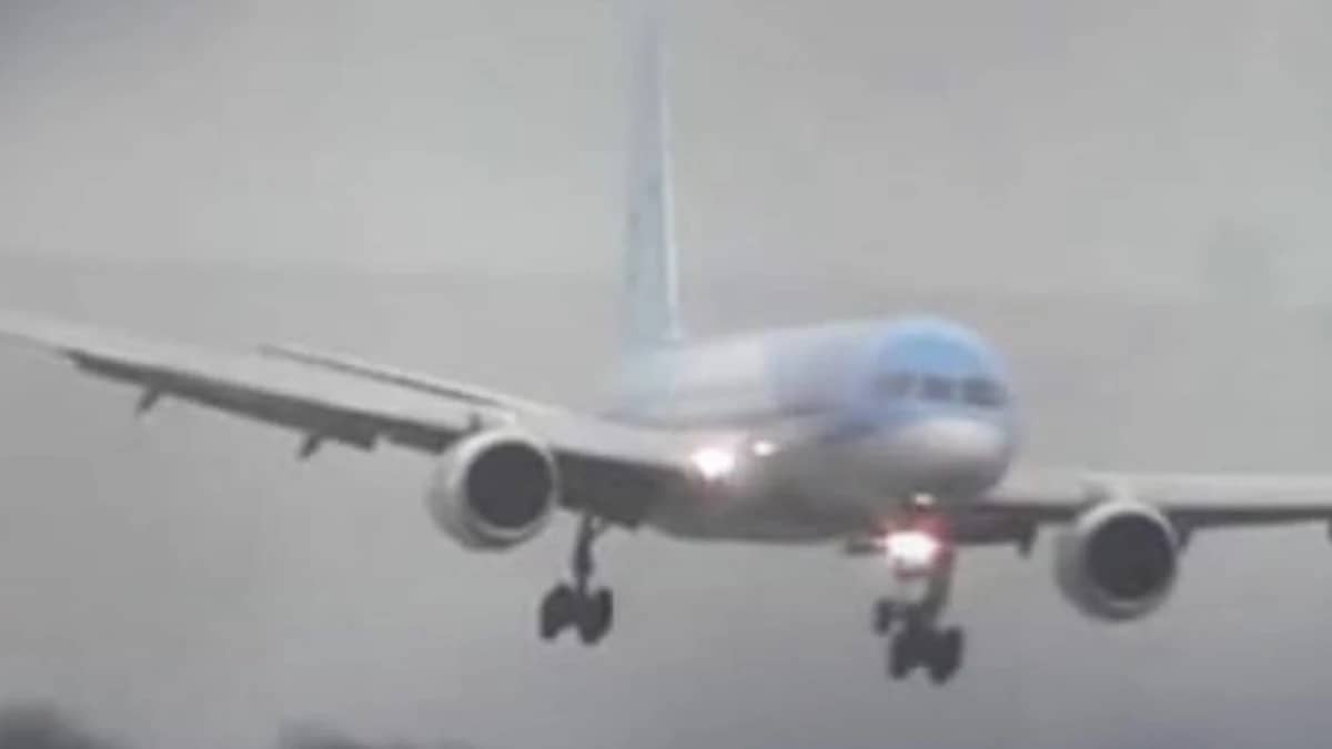 هبوط اضطراري لطائرة وزير الحرب الأمريكي بعد عطل مفاجئ