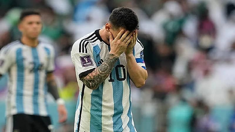 صحيفة أرجنتينية: انكسر أنف ميسي عندما اصطدم بالحائط السعودي