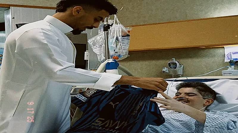 علي لاجامي يهدي قميصه لأحد المشجعين وهو على سرير المرض.. صور
