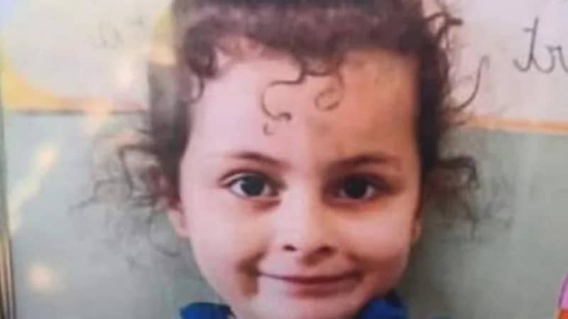 امرأة تقتل ابنتها الصغيرة طعنًا بسبب الغيرة