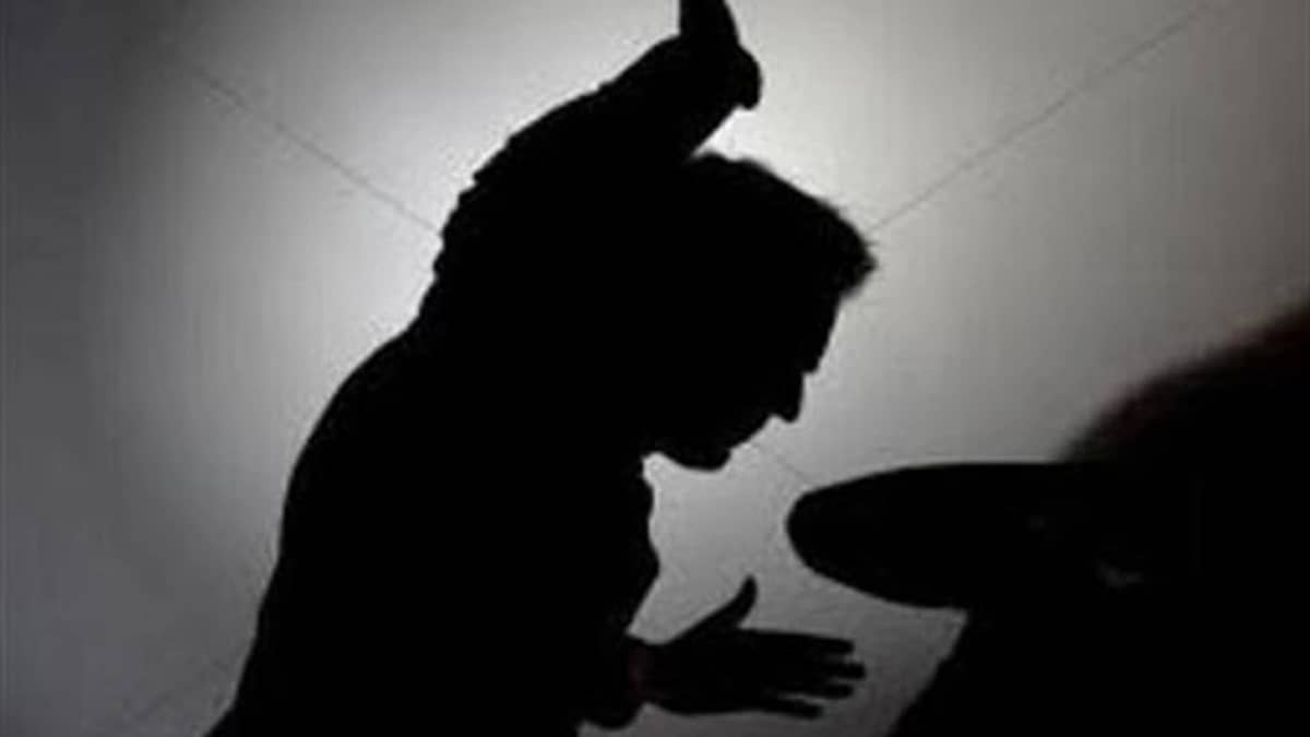 رجل يرمي زوجته بعد حرقها وحلق شعرها في جازان