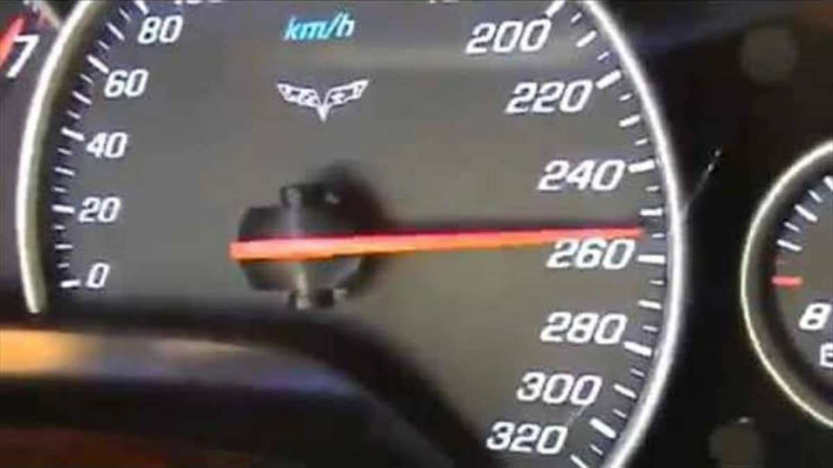 القبض على شخص خالف منع التجول وعرض رجال الأمن للخطر (فيديو)