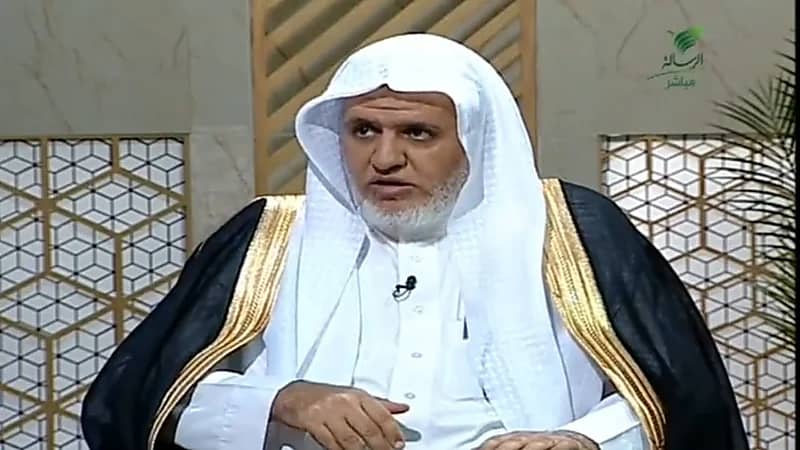 حكم المشي في الصلاة لإغلاق تلفاز أو فتح الباب