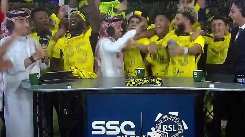 لاعبو الاتحاد يحتفلون مع مذيع ssc على طريقتهم .. فيديو