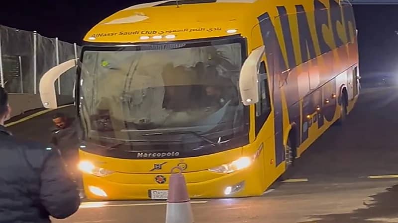 حافلة فريق النصر تتعرض لحادث قبل لقاء أبها .. فيديو
