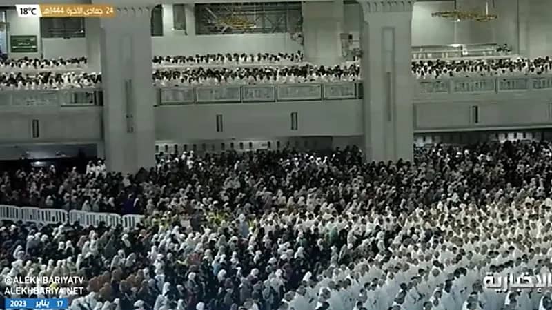 لقطات روحانية لجموع المصلين أثناء تأديتهم صلاة الفجر في الحرم المكي