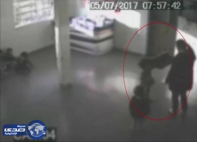 بالفيديو .. عاملات حضانة يعتدين جنسياً على الأطفال