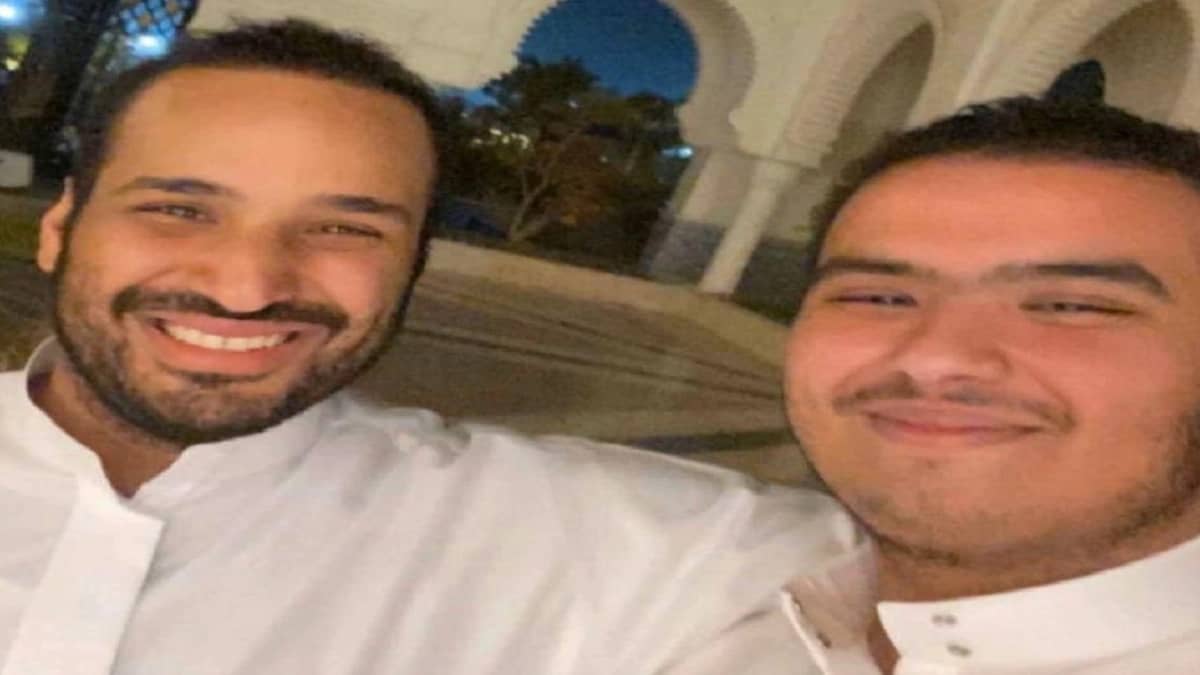 صورة عفوية لولي العهد والأمير راكان بن سلمان