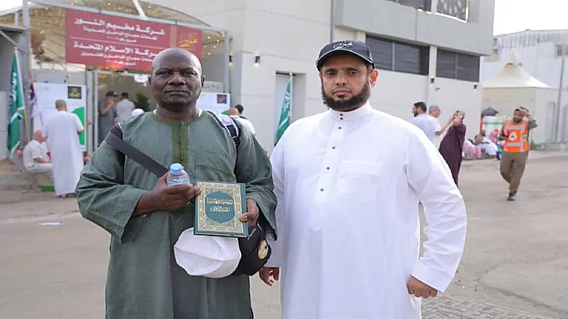 بالصور.. مجمع إمام الدعوة يقدم الهدايا لضيوف الرحمن في المشاعر المقدسة