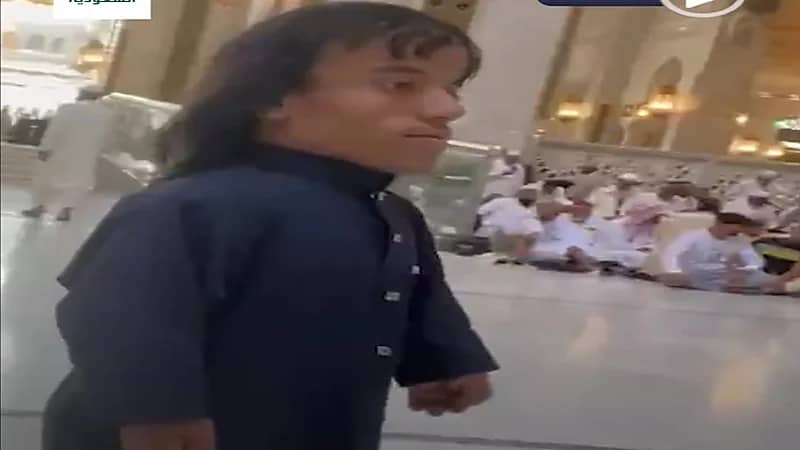 شاهد.. أقصر معتمر في المسجد الحرام يحقق حلمه بأداء العمرة