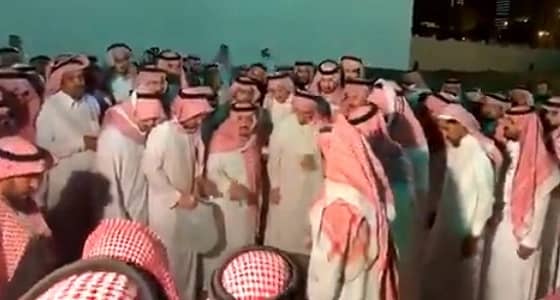 بالفيديو.. مشهد مؤثر لأمير الرياض لحظة دفن جثمان الأمير بندر