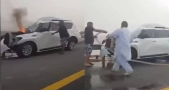 بالفيديو.. ضابط ينقذ سائق من بين ألسنة النيران بشجاعة وطريقة احترافية