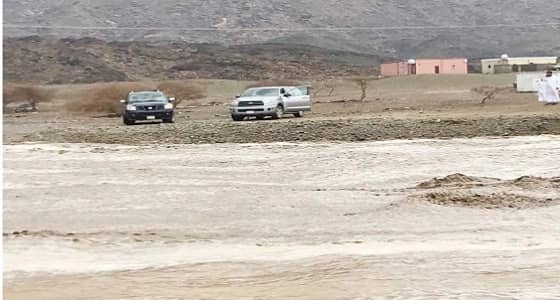 السيول تحتجز محافظ  و4 مسؤولين في الباحة