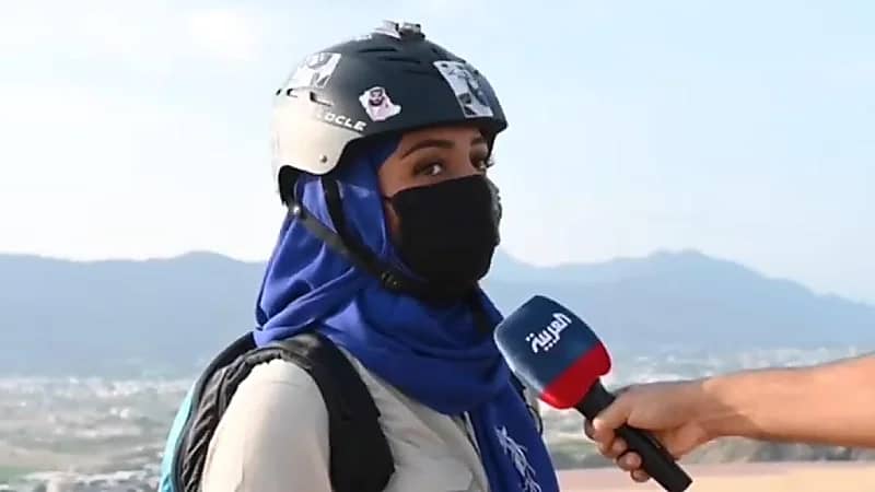 مواطنة تترك رياض الأطفال لـ تصبح كابتن في الطيران الشراعي.. فيديو