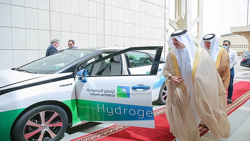 بالفيديو والصور.. أمير الشرقية يطلع على سيارة صديقة للبيئة تعمل بالهيدروجين