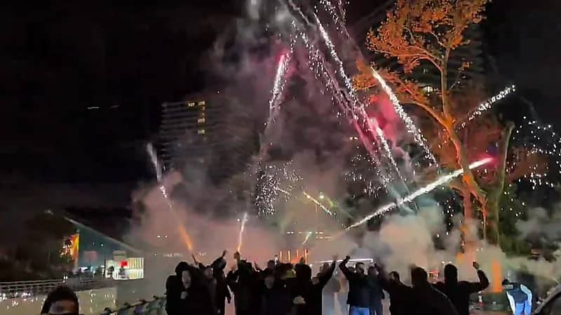 جماهير غلطة سراي تربك ليفربول بالألعاب النارية قبل المباراة المرتقبة ... فيديو