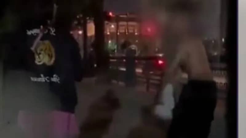 مراهق يتحرش بسائحة ويخلع ملابسه وسط الشارع