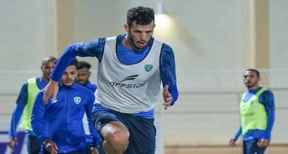 محترف الفتح يجري عملية في الركبة