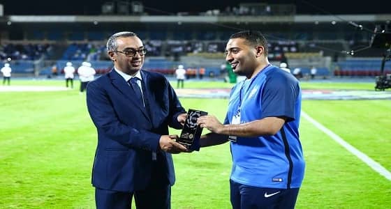 مشرف مجالس جماهير الهلال يتسلم جائزة الجمهور المثالي