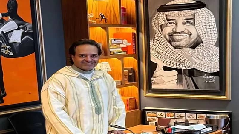 راشد الماجد بالزي المغربي في منزله بالمغرب