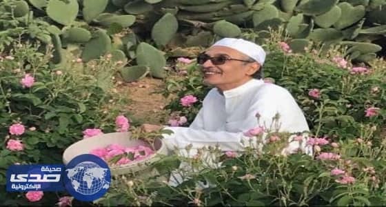 بالصور.. الأمير الشاعر يجمع ورد الطائف: «ينتظرها مستقبل مشرق»