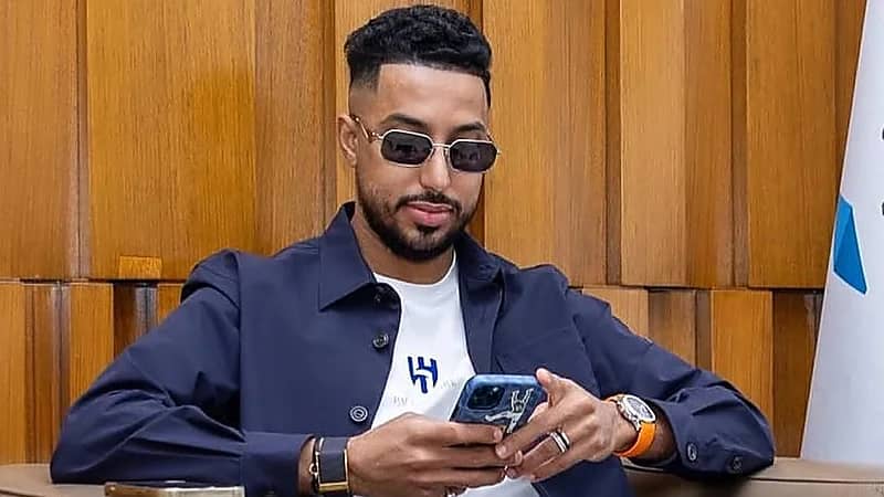 سالم الدوسري يخطف الأنظار بساعة فاخرة من باتيك فيليب .. صورة