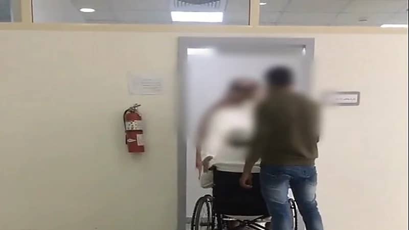 " الموارد البشرية " : نتحقق من فيديو متداول لموظف يسئ معاملة شخص من ذوي الإعاقة