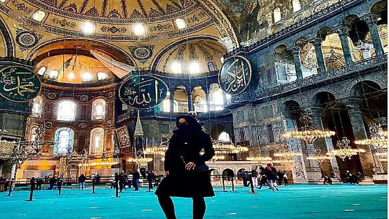 بالصورة..ممثلة إباحية بالنقاب داخل مسجد أيا صوفيا بتركيا
